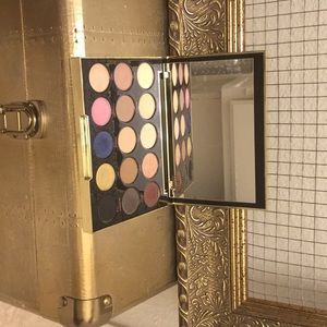 URBAN DECAY Gwen Stefani Eyeshadow Palette.